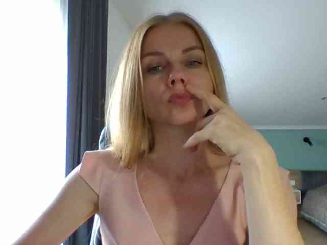 BlondaTina webcam