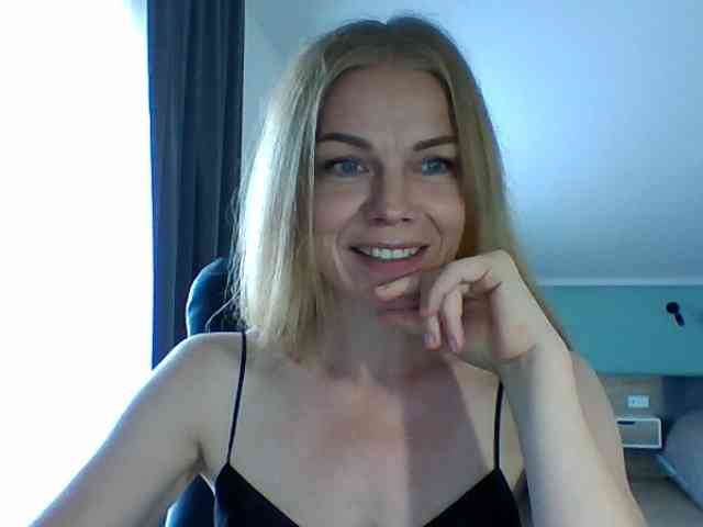 BlondaTina webcam