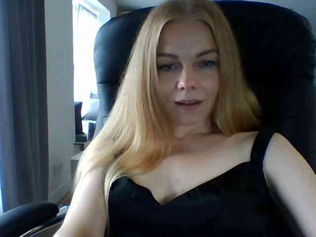 BlondaTina webcam