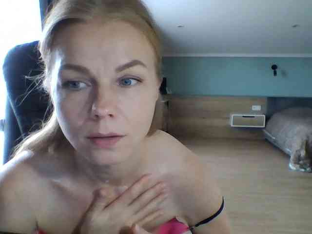 BlondaTina webcam