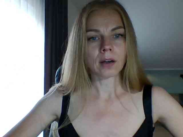 BlondaTina webcam
