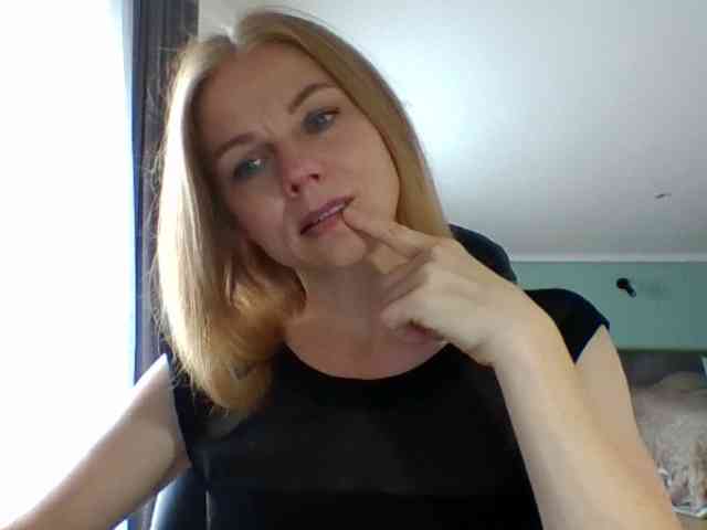 BlondaTina webcam