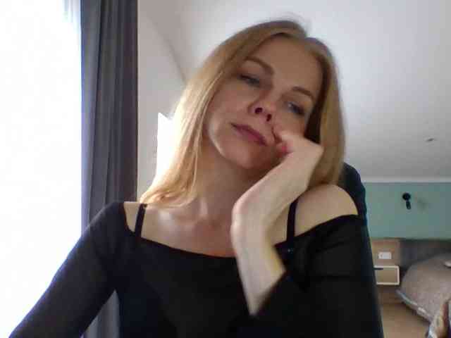BlondaTina webcam