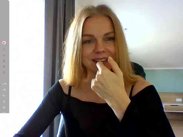 BlondaTina webcam