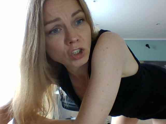 BlondaTina webcam
