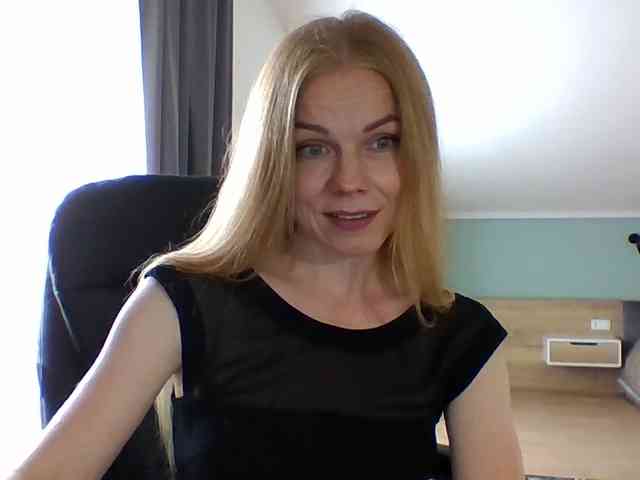 BlondaTina webcam