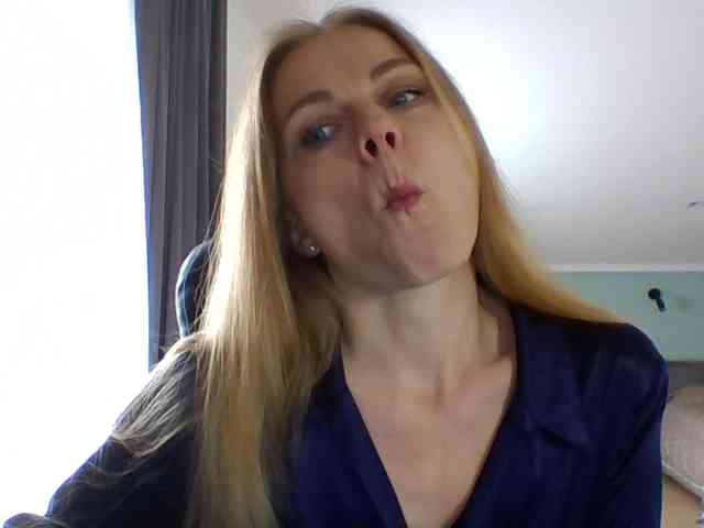 BlondaTina webcam