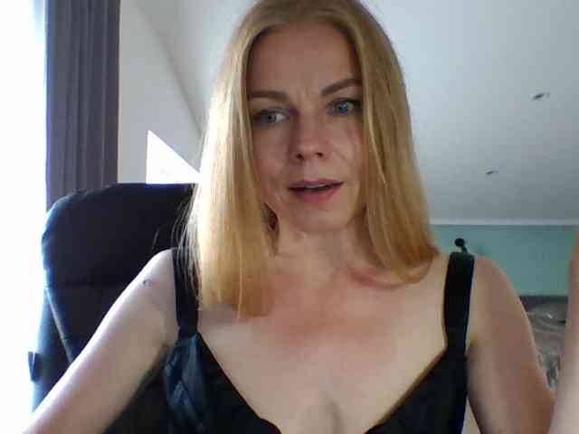 BlondaTina webcam