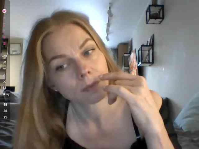 BlondaTina webcam