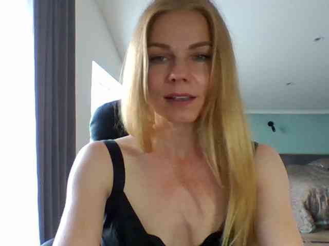 BlondaTina webcam