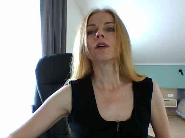BlondaTina webcam
