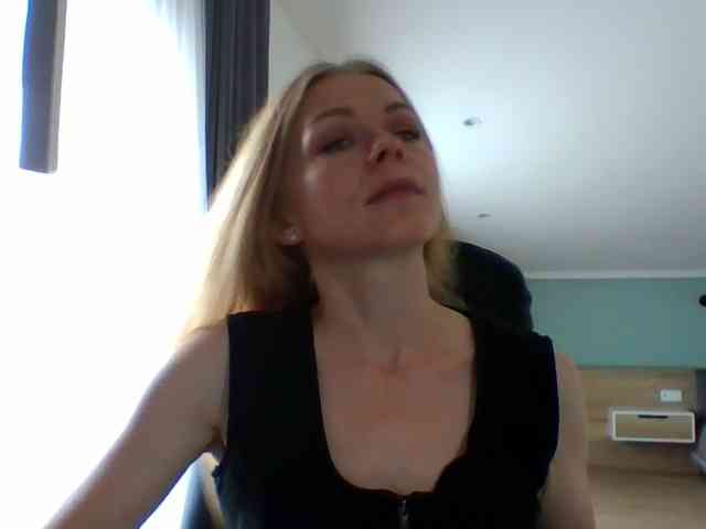 BlondaTina webcam