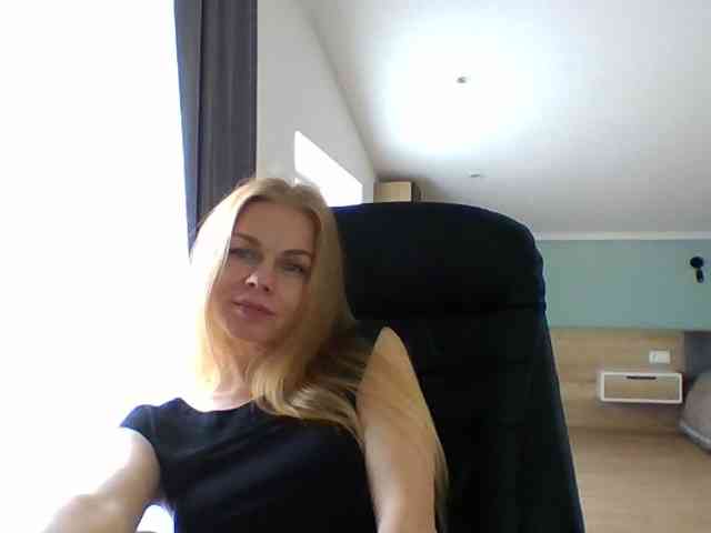 BlondaTina webcam