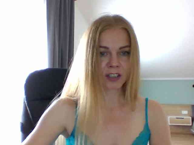 BlondaTina webcam