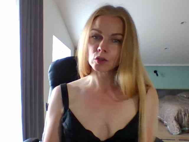 BlondaTina webcam