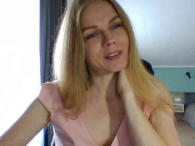 BlondaTina webcam