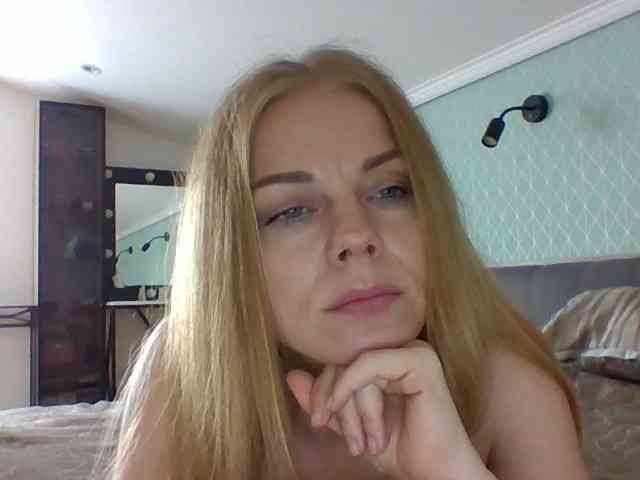BlondaTina webcam
