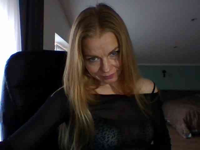 BlondaTina webcam