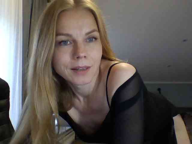 BlondaTina webcam