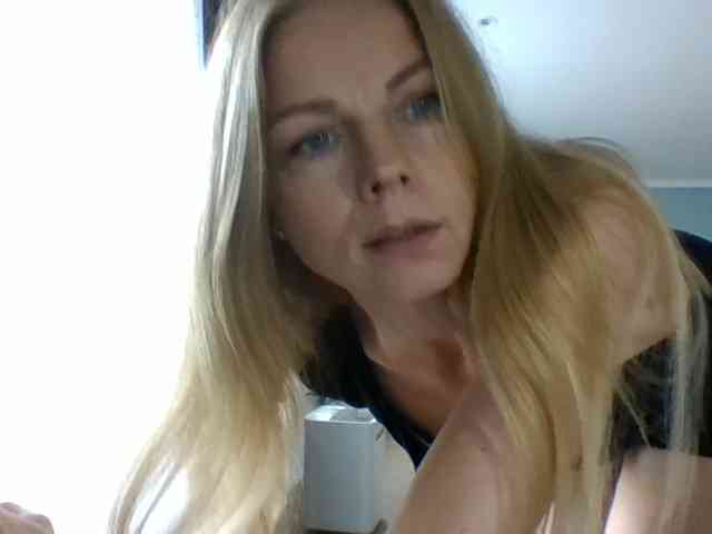 BlondaTina webcam