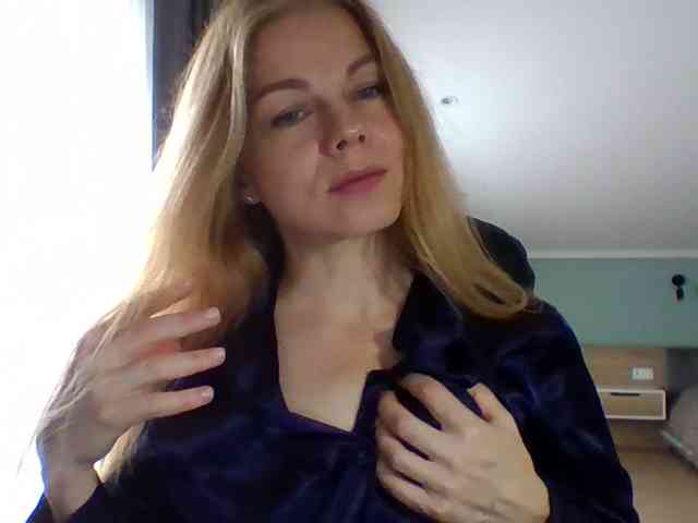 BlondaTina webcam