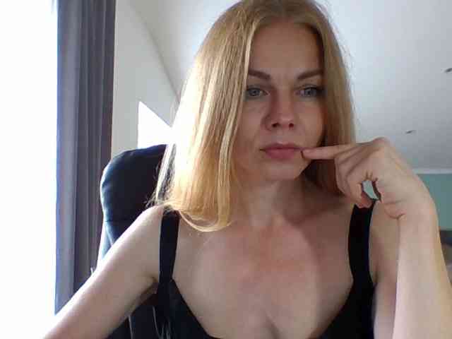 BlondaTina webcam
