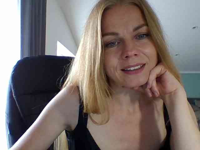 BlondaTina webcam