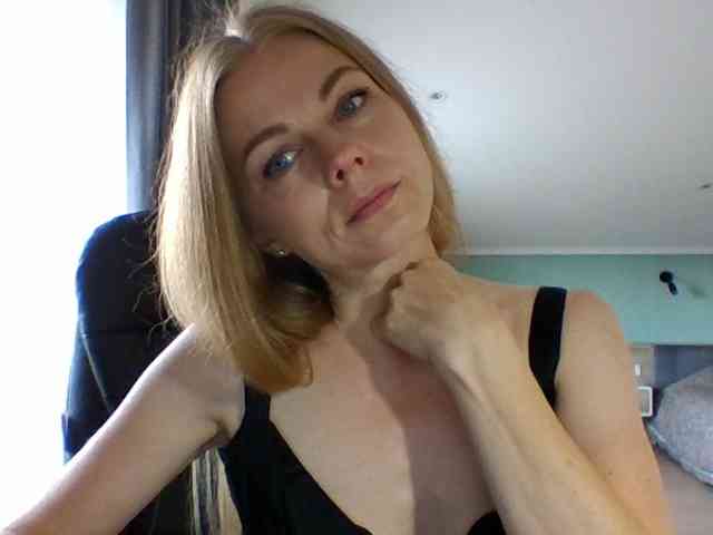 BlondaTina webcam