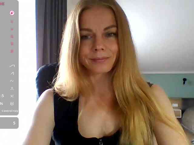 BlondaTina webcam