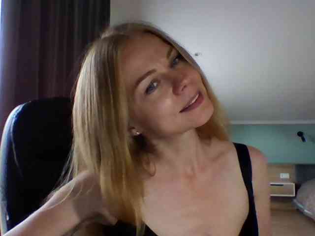 BlondaTina webcam