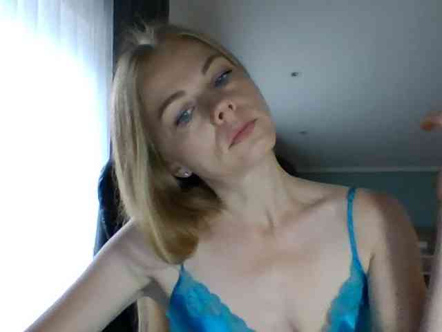 BlondaTina webcam