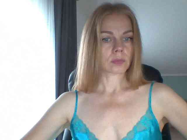 BlondaTina webcam
