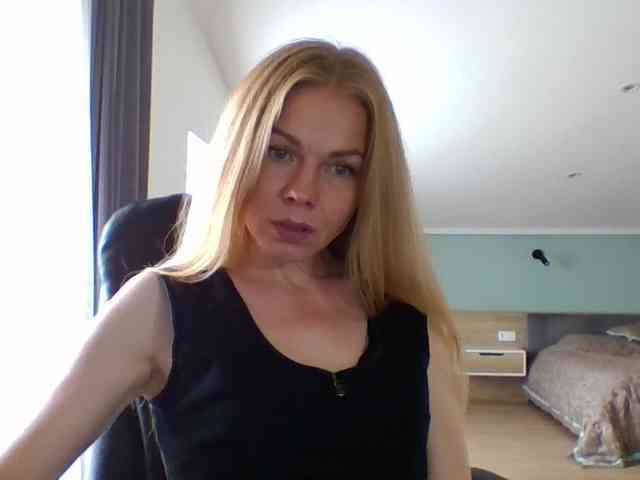 BlondaTina webcam