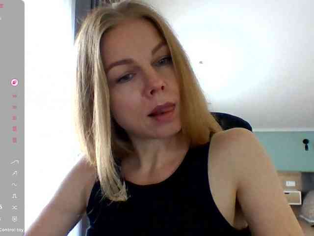 BlondaTina webcam
