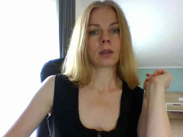 BlondaTina webcam