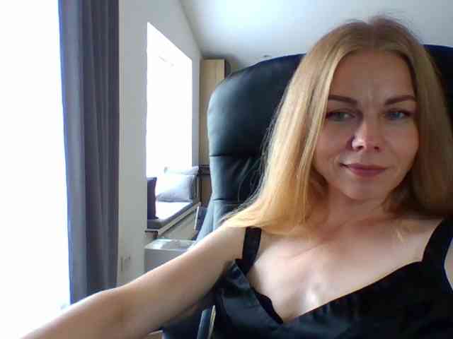 BlondaTina webcam