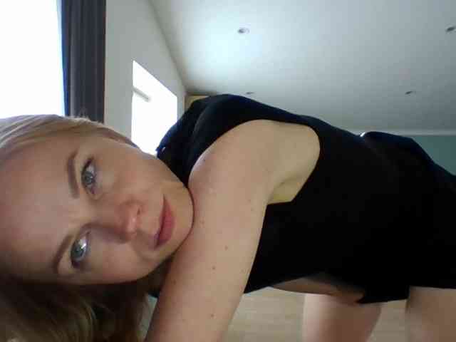 BlondaTina webcam