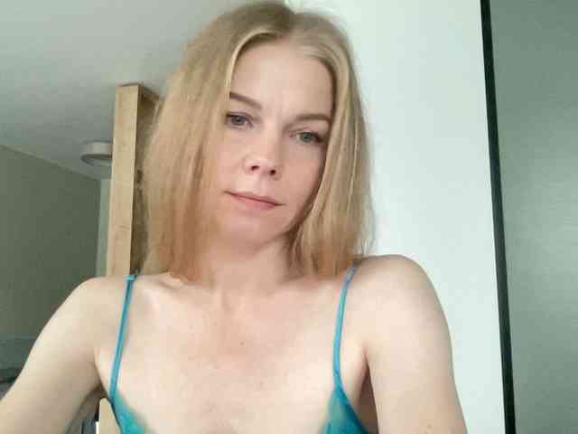 BlondaTina webcam