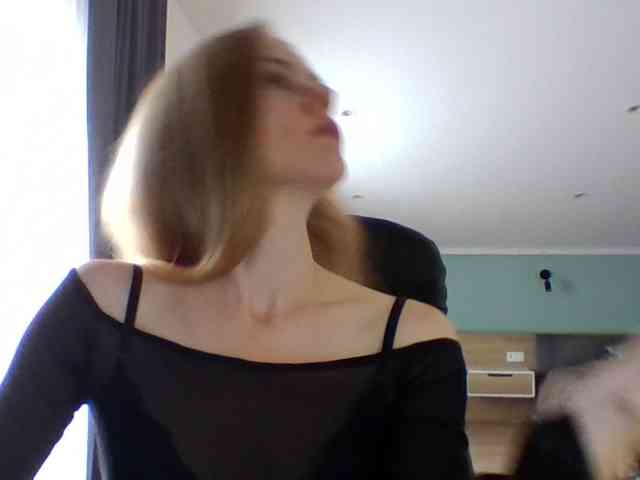 Model: BlondaTina