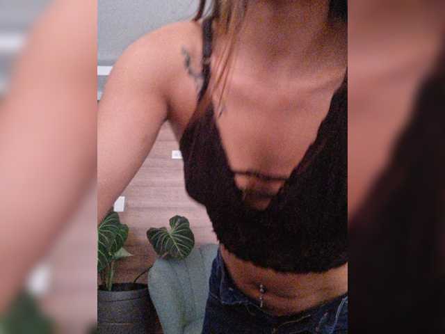Reyasimos live cam on BongaCams