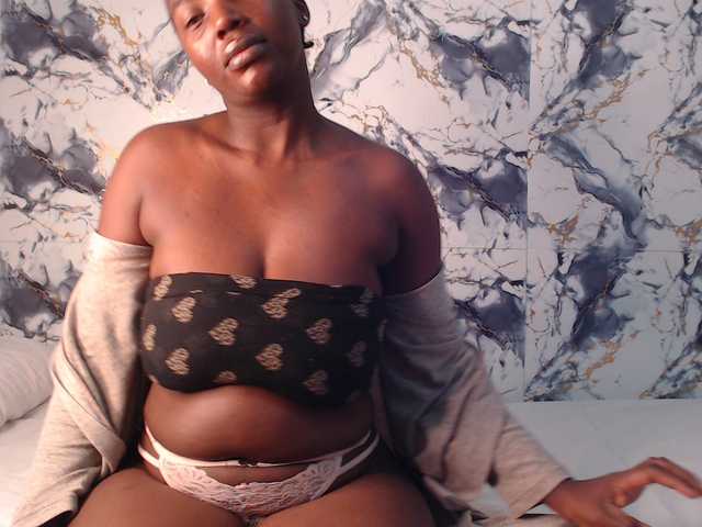 CurvyJ255 live cam on BongaCams