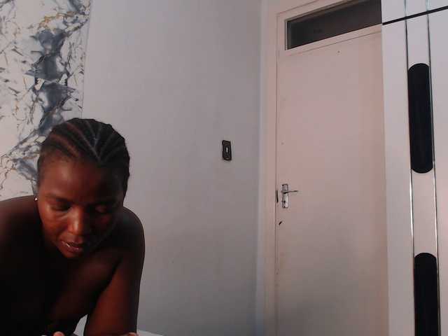le modèle CurvyJ255 est en webcam porno dans un show sur le site bongacams, il possède les tags suivants: Ebony,Brunette,Shaved