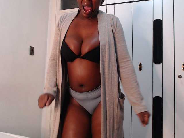 CurvyJ255 live cam on BongaCams