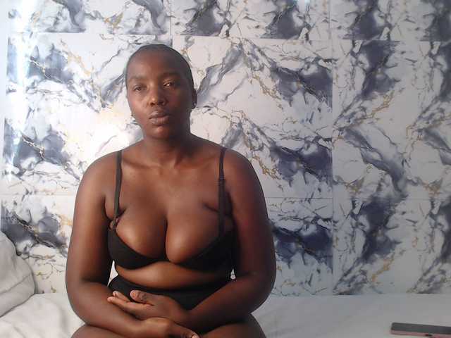 CurvyJ255 live cam on BongaCams