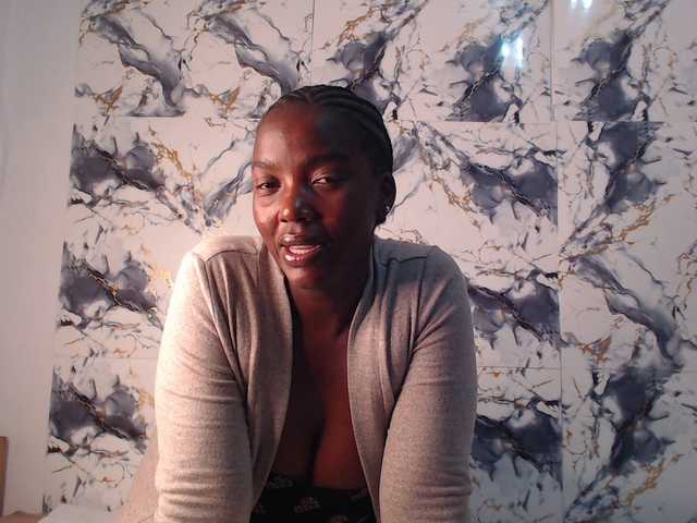 CurvyJ255 live cam on BongaCams