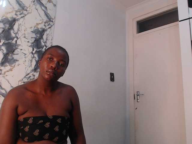 CurvyJ255 live cam on BongaCams