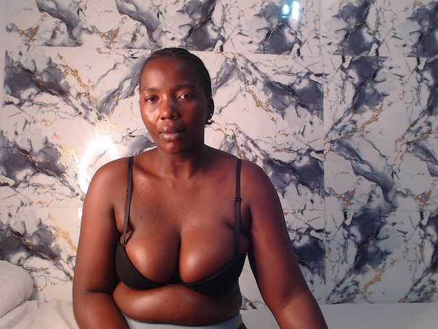 CurvyJ255 live cam on BongaCams