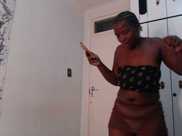 CurvyJ255 live cam on BongaCams