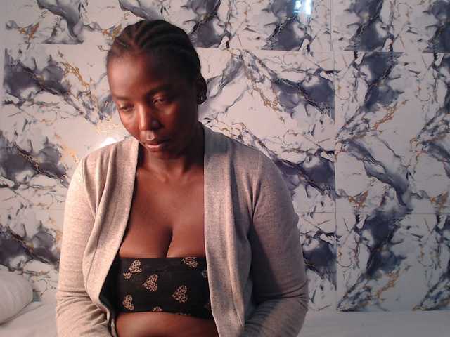 CurvyJ255 live cam on BongaCams