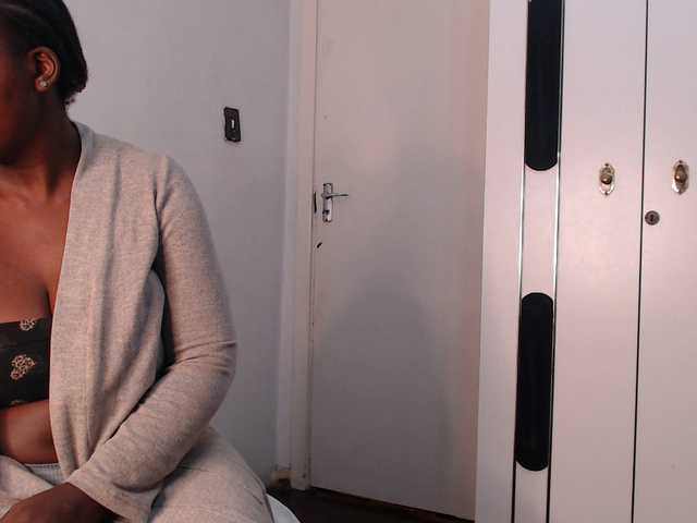 CurvyJ255 live cam on BongaCams